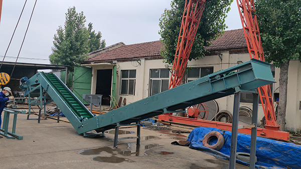 挡边皮带输送机解决输送撒落滑料难题